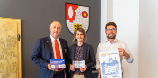 Michael Hohenstein (LVZ-Post/l.) pr&auml;sentierte die Jubil&auml;umsbriefmarke gemeinsam mit Jeannette Krey&szlig;el, Gesch&auml;ftsf&uuml;hrerin des Tourismusverbandes Altenburger Land und Oberb&uuml;rgermeister Andr&eacute; Neumann. Foto: Franziska Ebert
