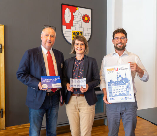 Michael Hohenstein (LVZ-Post/l.) pr&auml;sentierte die Jubil&auml;umsbriefmarke gemeinsam mit Jeannette Krey&szlig;el, Gesch&auml;ftsf&uuml;hrerin des Tourismusverbandes Altenburger Land und Oberb&uuml;rgermeister Andr&eacute; Neumann. Foto: Franziska Ebert
