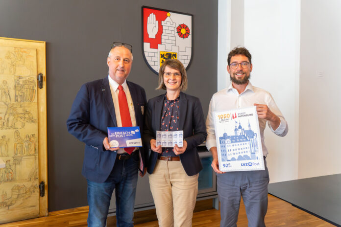 _DSC0976 Michael Hohenstein (LVZ-Post/l.) präsentierte die Jubiläumsbriefmarke gemeinsam mit Jeannette Kreyßel, Geschäftsführerin des Tourismusverbandes Altenburger Land und Oberbürgermeister André Neumann. Foto: Franziska Ebert