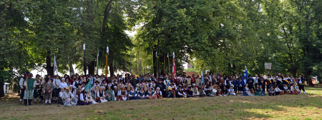 Rund 200 bis 250 Mitwirkende aus befreundeten Vereinen versammeln sich beim Peter-und-Paul-Fest in Delitzsch, um die Schlacht von 1637 gegen schwedische Truppen lebendig werden zu lassen. Foto: Landsknechte Delitzsch e.V.