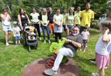Bei der Wiederer&ouml;ffnung des &bdquo;Rastplatzes&ldquo; in Thallwitz setzte sich B&uuml;rgermeister Thomas P&ouml;ge mal spa&szlig;eshalber auf einen Federsitz, der dieser kurzzeitigen Belastung auch solide standhielt. Foto: Thomas Kube
