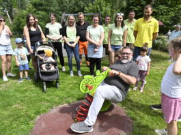 Bei der Wiederer&ouml;ffnung des &bdquo;Rastplatzes&ldquo; in Thallwitz setzte sich B&uuml;rgermeister Thomas P&ouml;ge mal spa&szlig;eshalber auf einen Federsitz, der dieser kurzzeitigen Belastung auch solide standhielt. Foto: Thomas Kube