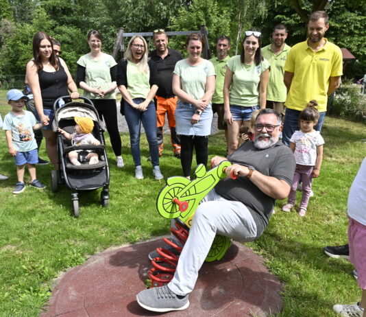 Bei der Wiederer&ouml;ffnung des &bdquo;Rastplatzes&ldquo; in Thallwitz setzte sich B&uuml;rgermeister Thomas P&ouml;ge mal spa&szlig;eshalber auf einen Federsitz, der dieser kurzzeitigen Belastung auch solide standhielt. Foto: Thomas Kube