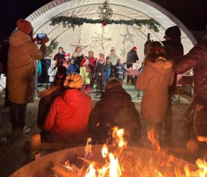 Kinder aus Kletzen singen im Projektchor des Bürgervereins – als Höhepunkt beim Hüttenzauber. Foto: Bürgerverein Kletzen