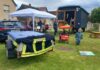 Spieletag in Poßdorf: Verein bringt Familien mit mobilem Spielewagen zusammen Wenn der Wagen rollt, wird’s bunt: Vor dem Poßdorfer Spielewagen versammeln sich Familien, Kinder und Helfer zum gemeinsamen Spielen. Foto: privat