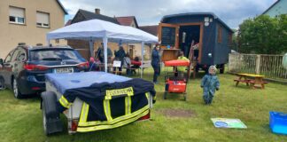 Wenn der Wagen rollt, wird&rsquo;s bunt: Vor dem Po&szlig;dorfer Spielewagen versammeln sich Familien, Kinder und Helfer zum gemeinsamen Spielen. Foto: privat