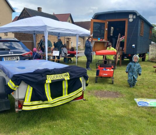 Wenn der Wagen rollt, wird&rsquo;s bunt: Vor dem Po&szlig;dorfer Spielewagen versammeln sich Familien, Kinder und Helfer zum gemeinsamen Spielen. Foto: privat