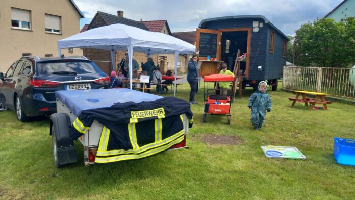 Wenn der Wagen rollt, wird’s bunt: Vor dem Poßdorfer Spielewagen versammeln sich Familien, Kinder und Helfer zum gemeinsamen Spielen. Foto: privat Wenn der Wagen rollt, wird’s bunt: Vor dem Poßdorfer Spielewagen versammeln sich Familien, Kinder und Helfer zum gemeinsamen Spielen. Foto: privat