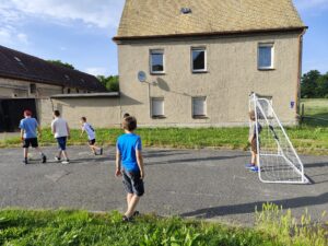 Straße wird Spielfeld: Beim Spieletag rollt der Ball mitten durch Poßdorf – inklusive mobiler Tore. Foto: privat
