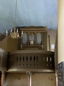 Unter dem himmelblauen Deckengewölbe mit goldenen Sternen wartet die kleine Rühlmann-Orgel von Benndorf darauf, dank Spenden aus dem Kirchenkino wieder voll zu erklingen. Foto: Nannette Hoffmann