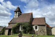 Die älteste Glocke im Landkreis hängt in der Kirche in Benndorf Kleine Feldsteinkirche mit Fachwerkturm: Auf ihrer Anhöhe über Benndorf wirkt die Kirche fast wie eine verwunschene Kirchenburg im Grünen. Foto: Nannette Hoffmann