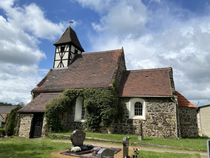 Kleine Feldsteinkirche mit Fachwerkturm: Auf ihrer Anhöhe über Benndorf wirkt die Kirche fast wie eine verwunschene Kirchenburg im Grünen. Foto: Nannette Hoffmann Kleine Feldsteinkirche mit Fachwerkturm: Auf ihrer Anhöhe über Benndorf wirkt die Kirche fast wie eine verwunschene Kirchenburg im Grünen. Foto: Nannette Hoffmann