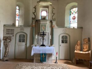 Portikus-Kanzelaltar mit zwei Abendmahlsdurchg&auml;ngen: DieJahreszahlen 1817 und 1830 &uuml;ber den T&uuml;ren erinnern an 300 Jahre Reformation und Augsburger Bekenntnis. Foto: Nannette Hoffmann
