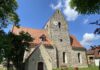 Die Zaascher Dorfkirche mit ihrem wuchtigen Feldsteinturm und den roten Ziegeld&auml;chern pr&auml;gt seit Jahrhunderten das Ortsbild. Foto: Nannette Hoffmann