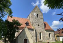 Die Zaascher Dorfkirche mit ihrem wuchtigen Feldsteinturm und den roten Ziegeld&auml;chern pr&auml;gt seit Jahrhunderten das Ortsbild. Foto: Nannette Hoffmann