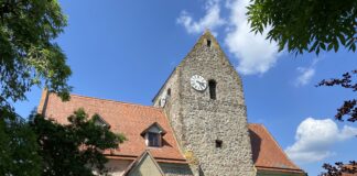 Die Zaascher Dorfkirche mit ihrem wuchtigen Feldsteinturm und den roten Ziegeld&auml;chern pr&auml;gt seit Jahrhunderten das Ortsbild. Foto: Nannette Hoffmann