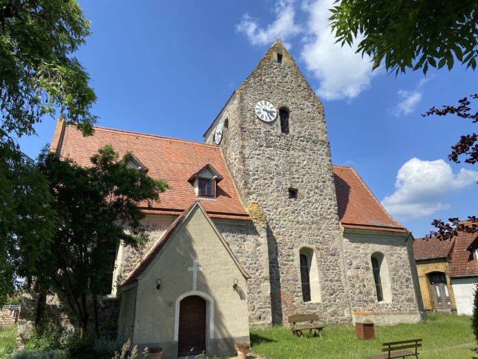 Die Zaascher Dorfkirche mit ihrem wuchtigen Feldsteinturm und den roten Ziegeld&auml;chern pr&auml;gt seit Jahrhunderten das Ortsbild. Foto: Nannette Hoffmann