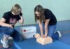 Teamarbeit im Notfall: W&auml;hrend Hannah dr&uuml;ckt, telefoniert Alicia mit der Leitstelle &ndash; so wird der Ablauf einer echten Reanimation geprobt. Foto. Nannette Hoffmann