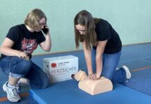 Teamarbeit im Notfall: W&auml;hrend Hannah dr&uuml;ckt, telefoniert Alicia mit der Leitstelle &ndash; so wird der Ablauf einer echten Reanimation geprobt. Foto. Nannette Hoffmann