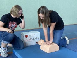 Teamarbeit im Notfall: W&auml;hrend Hannah dr&uuml;ckt, telefoniert Alicia mit der Leitstelle &ndash; so wird der Ablauf einer echten Reanimation geprobt. Foto. Nannette Hoffmann