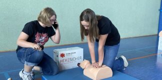 Teamarbeit im Notfall: W&auml;hrend Hannah dr&uuml;ckt, telefoniert Alicia mit der Leitstelle &ndash; so wird der Ablauf einer echten Reanimation geprobt. Foto. Nannette Hoffmann