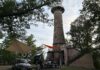 Der Heimatturm auf dem T&ouml;pelsberg ist rund 20 Meter hoch. Bei sch&ouml;nem Wetter und an lauen Abenden locken die zahlreichen Sitzgelegenheiten im Freien. Foto: Haig Latchinian