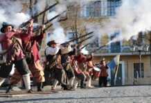 Schwarzpulver und Trommelschlag: Mitglieder der Landsknechte Delitzsch feuern ihre Musketen bei einer Gefechtsdarstellung ab &ndash; begleitet vom Takt des Trommlers. Foto: Landsknechte Delitzsch e.V.