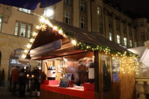 An der Lotterbude k&ouml;nnen die Besucher des Weihnachtsmarkts Gl&uuml;hwein f&uuml;r den guten Zweck trinken. Foto: Lottergesellschaft 