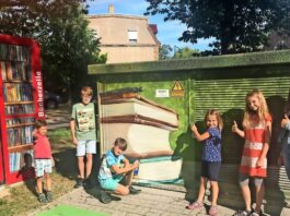 Lesestoff aus der Telefonzelle und ein Trafoh&auml;uschen im B&uuml;cherlook: Projekte des B&uuml;rgervereins Kletzen, an denen auch Kinder mitwirken. Foto: B&uuml;rgerverein Kletzen