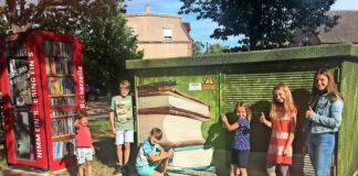 Was der Bürgerverein Kletzen aus einem kleinen Dorf macht Lesestoff aus der Telefonzelle und ein Trafohäuschen im Bücherlook: Projekte des Bürgervereins Kletzen, an denen auch Kinder mitwirken. Foto: Bürgerverein Kletzen