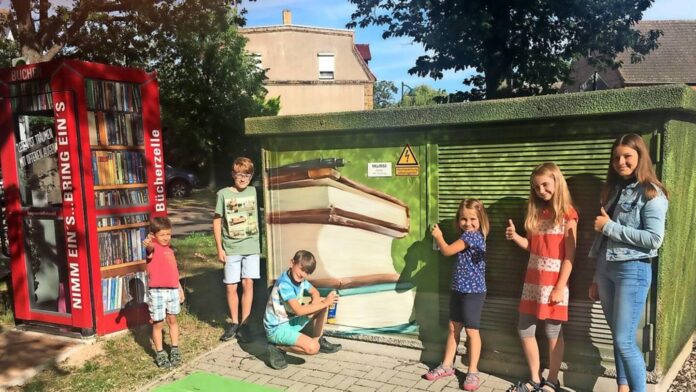 Lesestoff aus der Telefonzelle und ein Trafohäuschen im Bücherlook: Projekte des Bürgervereins Kletzen, an denen auch Kinder mitwirken. Foto: Bürgerverein Kletzen Lesestoff aus der Telefonzelle und ein Trafohäuschen im Bücherlook: Projekte des Bürgervereins Kletzen, an denen auch Kinder mitwirken. Foto: Bürgerverein Kletzen