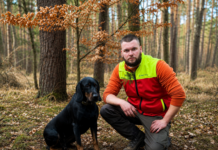 8000 Euro pro Hektar, kranke Bäume, volle Leidenschaft – ein Förster über seinen harten Job Johannes Göllnitz ist mit Jagdhündin „Alma“ regelmäßig im Revier unterwegs. Foto: privat