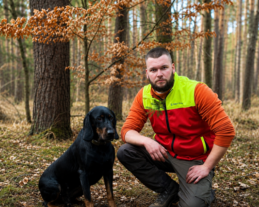 Johannes G&ouml;llnitz ist mit Jagdh&uuml;ndin &bdquo;Alma&ldquo; regelm&auml;&szlig;ig im Revier unterwegs. Foto: privat