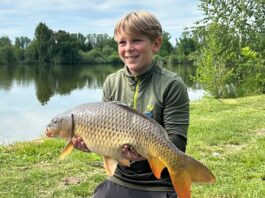 Was f&uuml;r ein stolzer Fang: Mit diesem Karpfen sicherte sich Silas H&auml;rzschel den Titel "Jugend-Karpfen-K&ouml;nig" 2026. Foto: ASV "G&ouml;selaue" M&ouml;lbis