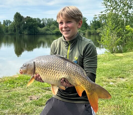 Was f&uuml;r ein stolzer Fang: Mit diesem Karpfen sicherte sich Silas H&auml;rzschel den Titel "Jugend-Karpfen-K&ouml;nig" 2026. Foto: ASV "G&ouml;selaue" M&ouml;lbis