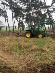 „Waldmeisterpflug“ am Traktor: Das Anbaugerät zieht Pflugreihen, in die später junge Bäume gesetzt werden – der Boden wird freigelegt und Gras als Begleitvegetation aufgerissen, damit die Pflanzen im Mineralboden anwurzeln können. Foto: Forstbezirk Taura