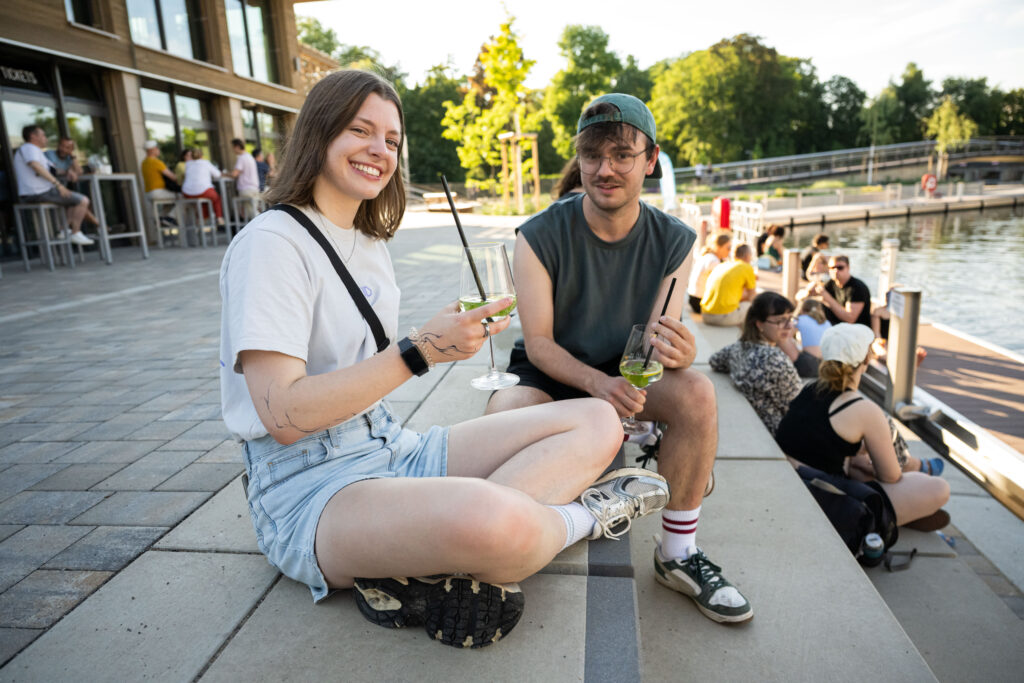 Lilly Witschel (25) und Luis Kaiser (25) auf den Treppen vom Stadthafen. Foto: Christian Modla