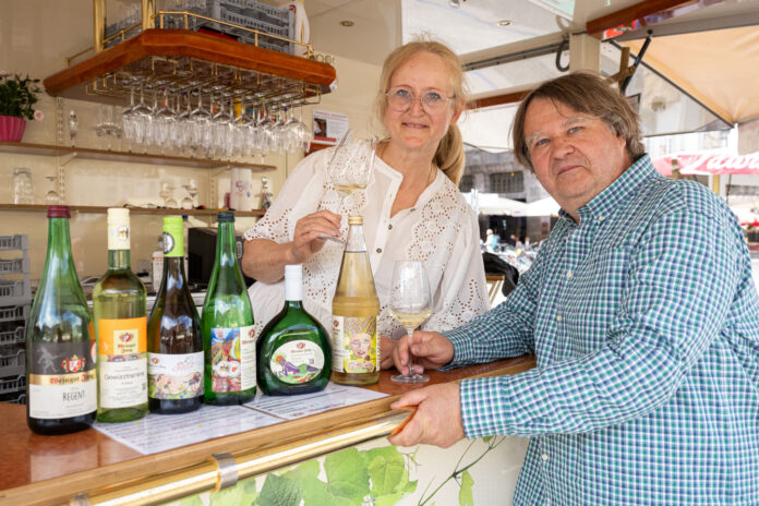 Beim Weinfest sind Anfang Juli wieder zahlreiche Winzer mit ihren Tropfen zugegen – auch viele aus Sachsen und dem Saale-Unstrut- Gebiet. Foto: Christian Modla Beim Weinfest sind Anfang Juli wieder zahlreiche Winzer mit ihren Tropfen zugegen – auch viele aus Sachsen und dem Saale-Unstrut- Gebiet. Foto: Christian Modla