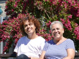 Der geb&uuml;rtige Venezolaner Eduardo und die 67-j&auml;hrige Ute T&ouml;pler aus Wurzen haben eine Art Enkel-Oma-Beziehung. Foto: Diakonie Leipziger Land