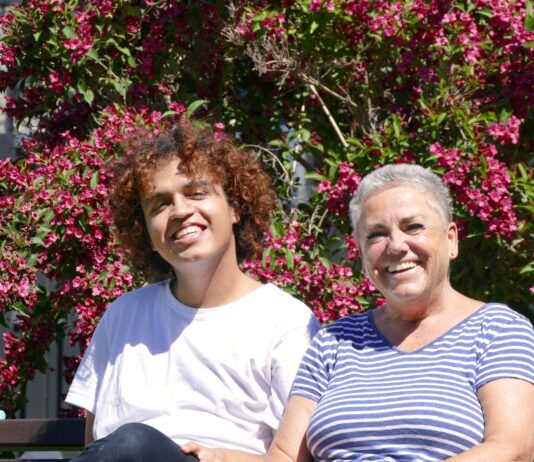 Der geb&uuml;rtige Venezolaner Eduardo und die 67-j&auml;hrige Ute T&ouml;pler aus Wurzen haben eine Art Enkel-Oma-Beziehung. Foto: Diakonie Leipziger Land
