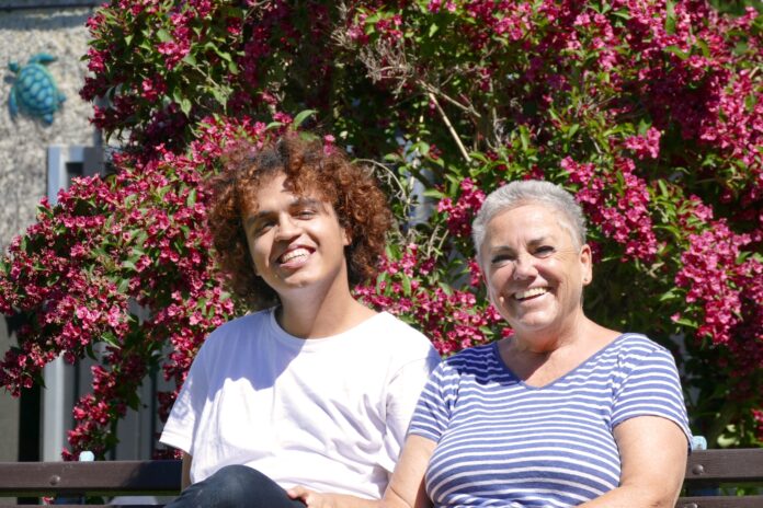 Der gebürtige Venezolaner Eduardo und die 67-jährige Ute Töpler aus Wurzen haben eine Art Enkel-Oma-Beziehung. Foto: Diakonie Leipziger Land Der gebürtige Venezolaner Eduardo und die 67-jährige Ute Töpler aus Wurzen haben eine Art Enkel-Oma-Beziehung. Foto: Diakonie Leipziger Land