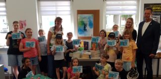 Leseratten gesucht: Bibliothek Langenleuba-Niederhain startet Ferienprojekt Beim offiziellen Startschuss des Freizeit-Leseprojekt „Ich bin eine Leseratte“ in der Gemeinde-Bibliothek Langenleuba-Niederhain war ordentlich was los. Foto: Anja Saager