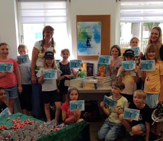 Beim offiziellen Startschuss des Freizeit-Leseprojekt &bdquo;Ich bin eine Leseratte&ldquo; in der Gemeinde-Bibliothek Langenleuba-Niederhain war ordentlich was los. Foto: Anja Saager