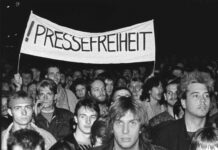 Demonstranten auf der Montagsdemo am 16. Oktober 1989 in Leipzig. Foto: Armin K&uuml;hne