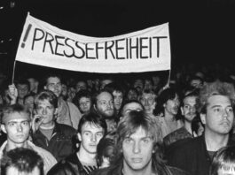 Demonstranten auf der Montagsdemo am 16. Oktober 1989 in Leipzig. Foto: Armin K&uuml;hne