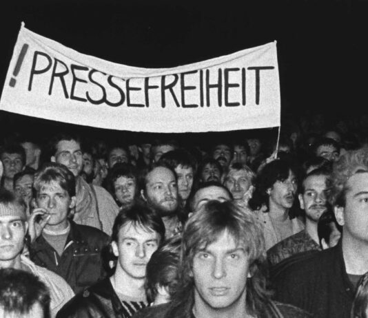 Demonstranten auf der Montagsdemo am 16. Oktober 1989 in Leipzig. Foto: Armin K&uuml;hne