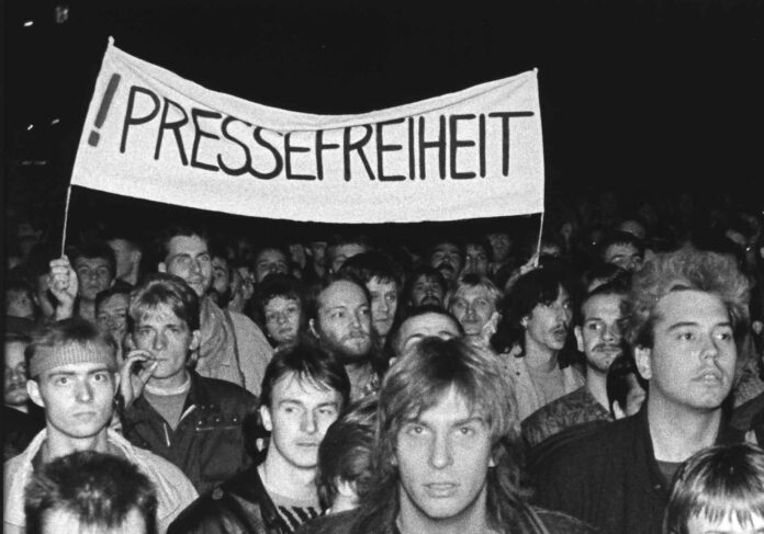 Demonstranten auf der Montagsdemo am 16. Oktober 1989 in Leipzig. Foto: Armin Kühne Demonstranten auf der Montagsdemo am 16. Oktober 1989 in Leipzig. Foto: Armin Kühne