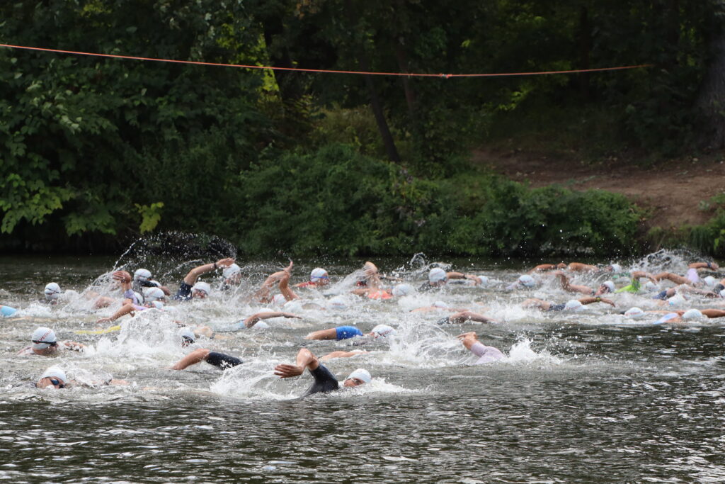 Schwimmen ist eine von drei Diziplinen beim Muldental-Triathlon in Grimma. Foto: Dirk Knofe