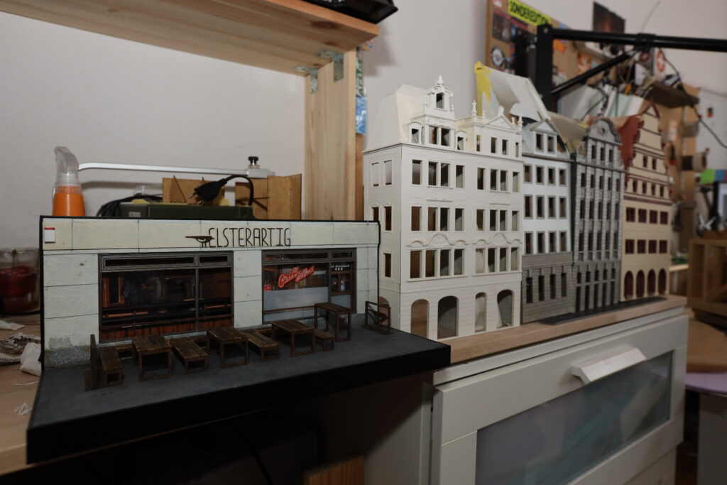 Die Miniatur des „Elsterartig“ ist eine Auftragsarbeit, rechts hater vier Fassaden des Leipziger Marktes nachgebaut. Foto: Dirk Knofe