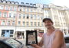 Miniaturk&uuml;nstler Schmii aka Andr&eacute; Schmidt steht mit seiner Miniatur vor dem Haus im Leipziger T&auml;ubchenweg. Foto: Dirk Knofe